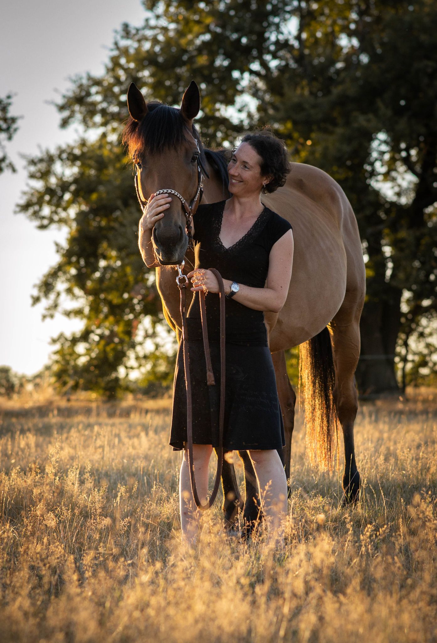Une femme et un cheval dans un champ
